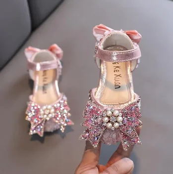 2023 Летние Новые сандалии принцессы для девочек, детские тонкие туфли с жемчугом, стразами и бантом, модная нескользящая детская обувь на плоской подошве.